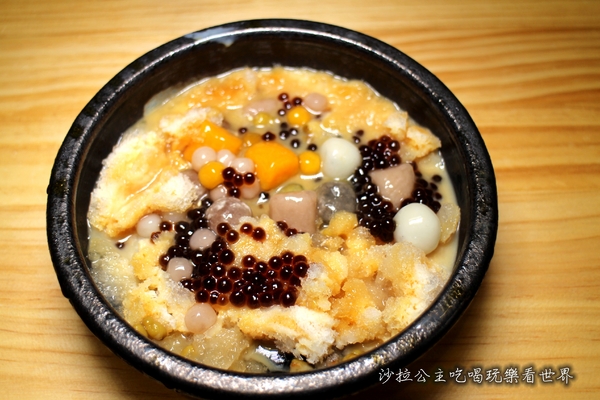 台南東區焦糖煉乳包心粉圓(士林夜市店)：台南府城名店『台南東區焦糖煉乳包心粉圓(士林店)』士林夜市小吃冰品