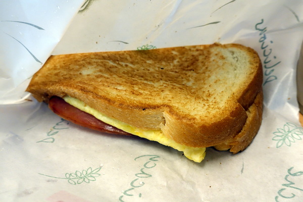 土司吐司:(胖樺食記) 台大公館商圈美味必吃的銅板小吃「土司吐司 ToasToasT」/大推薦主廚特製爆漿熱壓吐司/捷運公館站/汀洲路/鮮奶茶