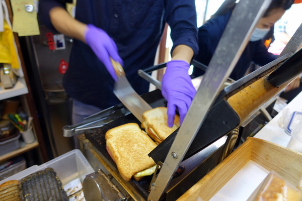 土司吐司:(胖樺食記) 台大公館商圈美味必吃的銅板小吃「土司吐司 ToasToasT」/大推薦主廚特製爆漿熱壓吐司/捷運公館站/汀洲路/鮮奶茶