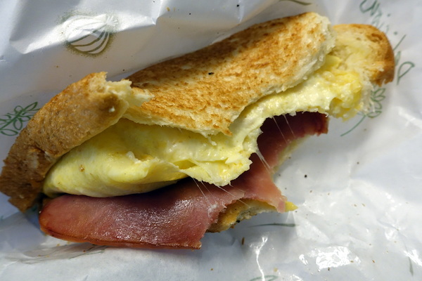 土司吐司:(胖樺食記) 台大公館商圈美味必吃的銅板小吃「土司吐司 ToasToasT」/大推薦主廚特製爆漿熱壓吐司/捷運公館站/汀洲路/鮮奶茶