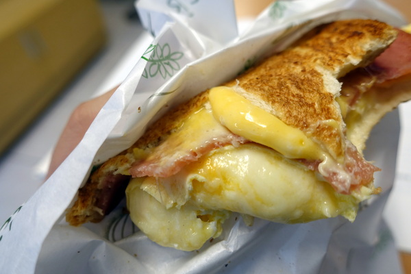 土司吐司:(胖樺食記) 台大公館商圈美味必吃的銅板小吃「土司吐司 ToasToasT」/大推薦主廚特製爆漿熱壓吐司/捷運公館站/汀洲路/鮮奶茶