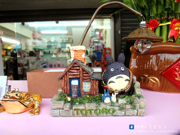 大福雞排(黎明店):〖台中│美食〗大福雞排 ❤ 香噴噴的雞腿排出爐!!鮮嫩又多汁,咬下去還會大噴汁!!還有炸冰淇淋也很特別,外脆內冰,爽口不油膩!!