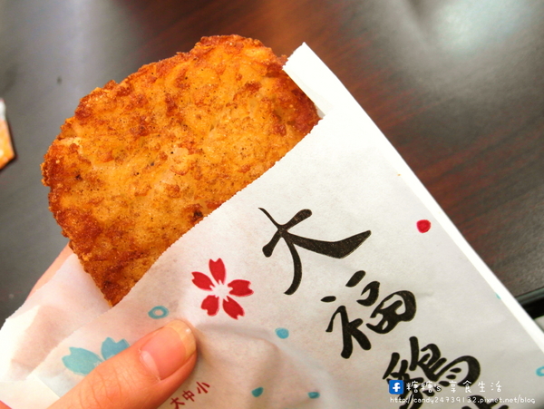 大福雞排(黎明店):〖台中│美食〗大福雞排 ❤ 香噴噴的雞腿排出爐!!鮮嫩又多汁,咬下去還會大噴汁!!還有炸冰淇淋也很特別,外脆內冰,爽口不油膩!!