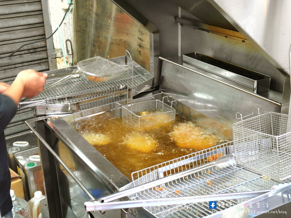 大福雞排(黎明店):〖台中│美食〗大福雞排 ❤ 香噴噴的雞腿排出爐!!鮮嫩又多汁,咬下去還會大噴汁!!還有炸冰淇淋也很特別,外脆內冰,爽口不油膩!!