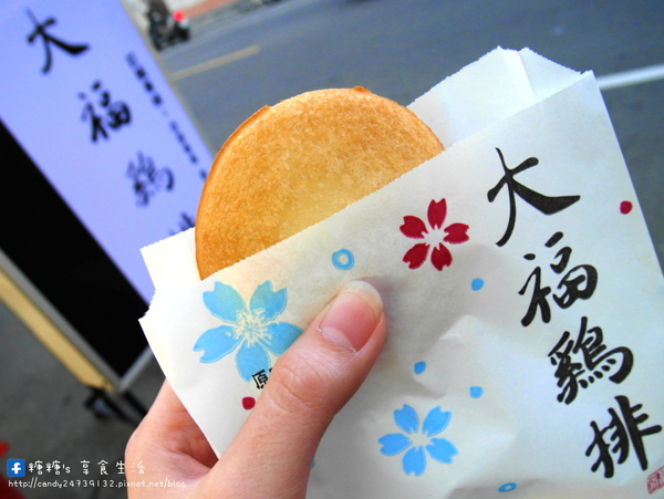 大福雞排(黎明店):〖台中│美食〗大福雞排 ❤ 香噴噴的雞腿排出爐!!鮮嫩又多汁,咬下去還會大噴汁!!還有炸冰淇淋也很特別,外脆內冰,爽口不油膩!!