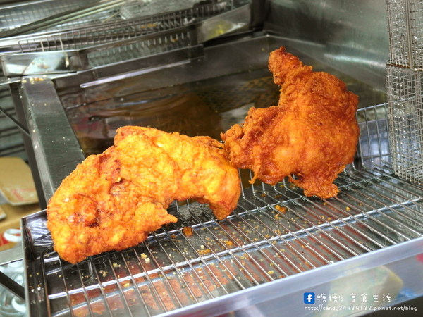 大福雞排(黎明店):〖台中│美食〗大福雞排 ❤ 香噴噴的雞腿排出爐!!鮮嫩又多汁,咬下去還會大噴汁!!還有炸冰淇淋也很特別,外脆內冰,爽口不油膩!!