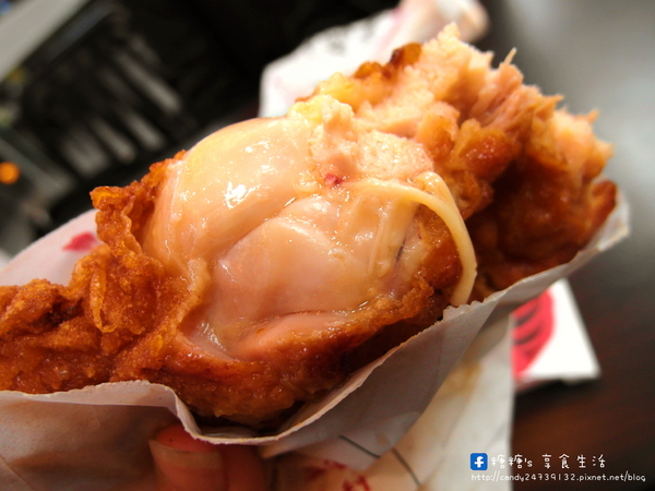 大福雞排(黎明店):〖台中│美食〗大福雞排 ❤ 香噴噴的雞腿排出爐!!鮮嫩又多汁,咬下去還會大噴汁!!還有炸冰淇淋也很特別,外脆內冰,爽口不油膩!!