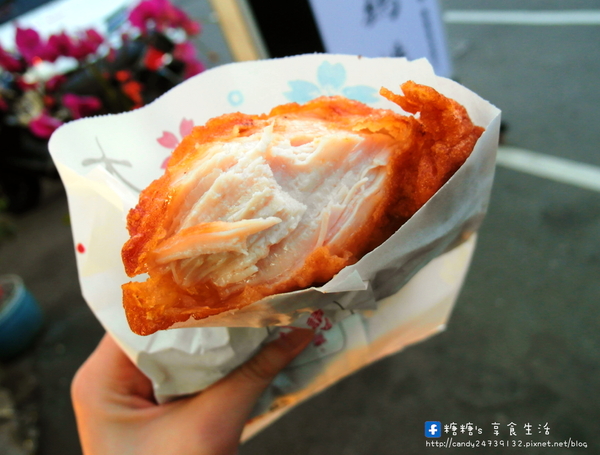 大福雞排(黎明店):〖台中│美食〗大福雞排 ❤ 香噴噴的雞腿排出爐!!鮮嫩又多汁,咬下去還會大噴汁!!還有炸冰淇淋也很特別,外脆內冰,爽口不油膩!!