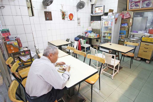 【台北萬華美食】e園排骨-超大份量30年老店