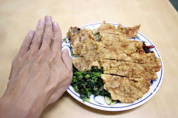 【台北萬華美食】e園排骨-超大份量30年老店