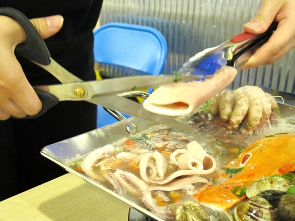 OMAYA春川炒雞(台中漢口店):(台中。西屯區美食)『OMAYA春川炒雞/台中漢口店』釜山巨無霸海鮮盆!霸氣登場!讓你盡情品嚐各式海味,海鮮控必吃!