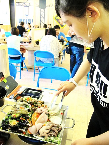 OMAYA春川炒雞(台中漢口店):(台中。西屯區美食)『OMAYA春川炒雞/台中漢口店』釜山巨無霸海鮮盆!霸氣登場!讓你盡情品嚐各式海味,海鮮控必吃!