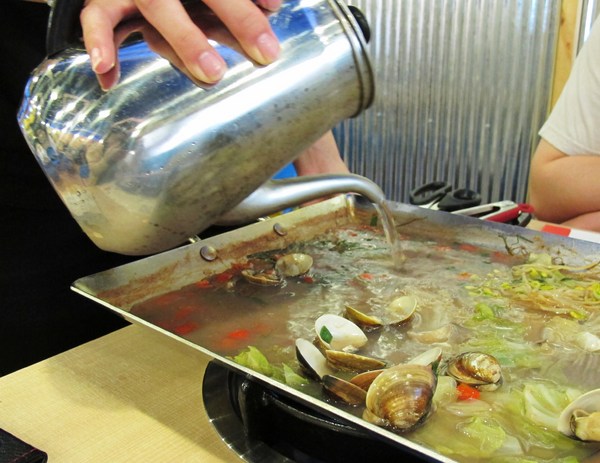 OMAYA春川炒雞(台中漢口店):(台中。西屯區美食)『OMAYA春川炒雞/台中漢口店』釜山巨無霸海鮮盆!霸氣登場!讓你盡情品嚐各式海味,海鮮控必吃!