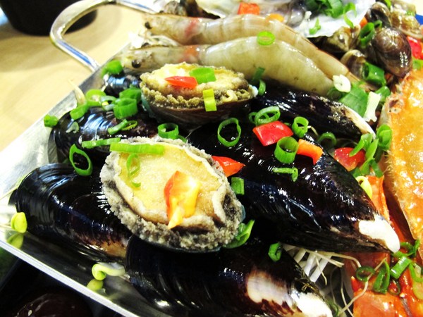 OMAYA春川炒雞(台中漢口店):(台中。西屯區美食)『OMAYA春川炒雞/台中漢口店』釜山巨無霸海鮮盆!霸氣登場!讓你盡情品嚐各式海味,海鮮控必吃!