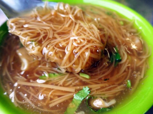 【蘆洲美食】三角公園大腸麵線-湯頭甜而不膩的麵線