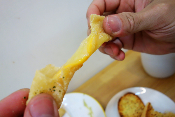 芝士家CheeseHouse:正興街上最夯的平價小店 芝士家~起士控最愛的香滑起司牽絲快感 百來元真材實料的好店推介!!