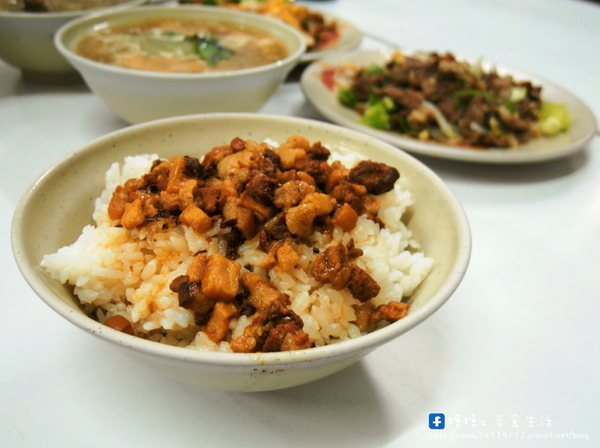 正統魷魚羹羊肉羹：〖台中│美食〗正統魷魚羹羊肉羹 ❤ 食尚玩家推薦~~來大雅必吃小吃!!秉持著傳統做法，口味新鮮，傳承道地台灣美味!!