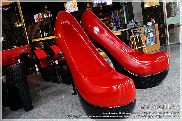 閨蜜創意廚房(高雄店)：【高雄】前金區。有巨型紅色高跟鞋坐鎮的《閨蜜。創義廚房》