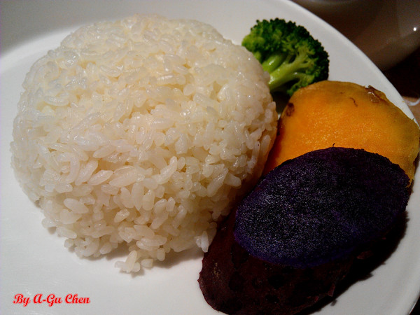 家咖哩(台南成大店): 【臺南Ω東區】家咖哩(臺南成大店)。來自花蓮的南洋風味咖哩,用的是在地有機食材