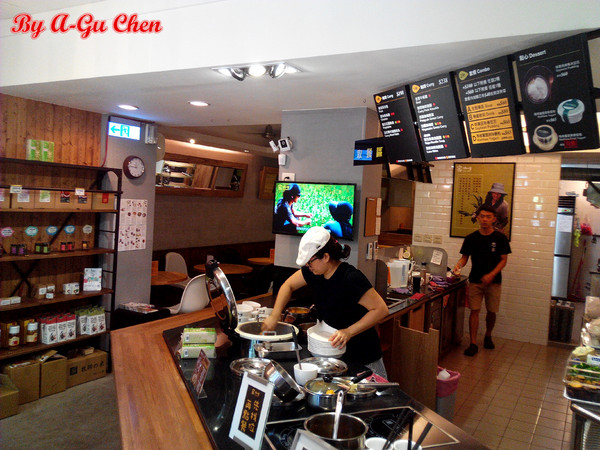 家咖哩(台南成大店): 【臺南Ω東區】家咖哩(臺南成大店)。來自花蓮的南洋風味咖哩,用的是在地有機食材