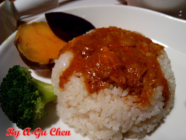 家咖哩(台南成大店): 【臺南Ω東區】家咖哩(臺南成大店)。來自花蓮的南洋風味咖哩,用的是在地有機食材