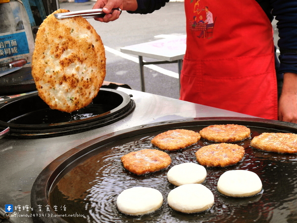 鴻隆點心:〖台中│美食〗鴻隆點心 ❤ 隱藏版中式點心~蔥油餅、韭菜盒子、芋粿,還有會超級大爆漿的餡餅!!只有平日才有唷!!