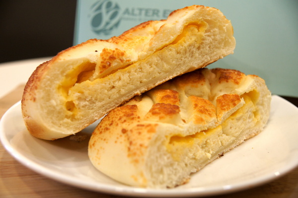 麵包劇場 Alter Ego 1892：(台北。內湖區美食) 『麵包劇場AlterEgo1892』瀰漫在靜巷中的香味，讓人魂牽夢縈的美味麵包！／大推｛起司六重奏｝，爆炸般的起司，讓你口水直流~