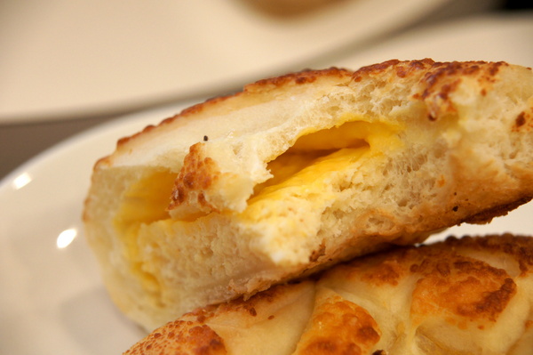 麵包劇場 Alter Ego 1892：(台北。內湖區美食) 『麵包劇場AlterEgo1892』瀰漫在靜巷中的香味，讓人魂牽夢縈的美味麵包！／大推｛起司六重奏｝，爆炸般的起司，讓你口水直流~