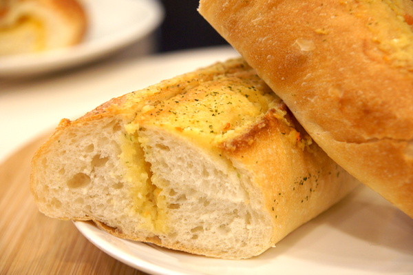 麵包劇場 Alter Ego 1892：(台北。內湖區美食) 『麵包劇場AlterEgo1892』瀰漫在靜巷中的香味，讓人魂牽夢縈的美味麵包！／大推｛起司六重奏｝，爆炸般的起司，讓你口水直流~