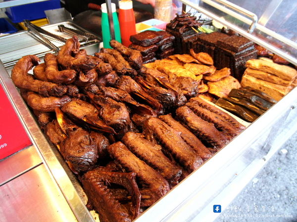 大肥鴨東山鴨頭(南屯店):〖台中│美食〗大肥鴨東山鴨頭(南屯店) ❤ 深夜排隊美食!!天天換油,入味好吃不油膩,還帶有獨特的八角香氣~