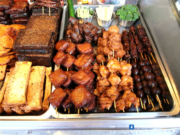 大肥鴨東山鴨頭(南屯店):〖台中│美食〗大肥鴨東山鴨頭(南屯店) ❤ 深夜排隊美食!!天天換油,入味好吃不油膩,還帶有獨特的八角香氣~