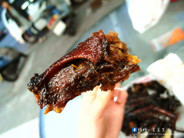 大肥鴨東山鴨頭(南屯店):〖台中│美食〗大肥鴨東山鴨頭(南屯店) ❤ 深夜排隊美食!!天天換油,入味好吃不油膩,還帶有獨特的八角香氣~