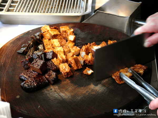 大肥鴨東山鴨頭(南屯店):〖台中│美食〗大肥鴨東山鴨頭(南屯店) ❤ 深夜排隊美食!!天天換油,入味好吃不油膩,還帶有獨特的八角香氣~