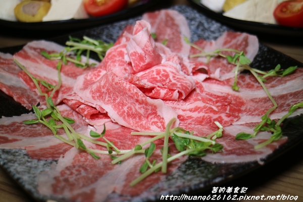 一品堂IPPIN 精緻涮涮鍋:【新北板橋區】板橋火鍋推薦『一品堂IPPIN 精緻涮涮鍋』霸氣大海陸鍋/極黑和牛雪花