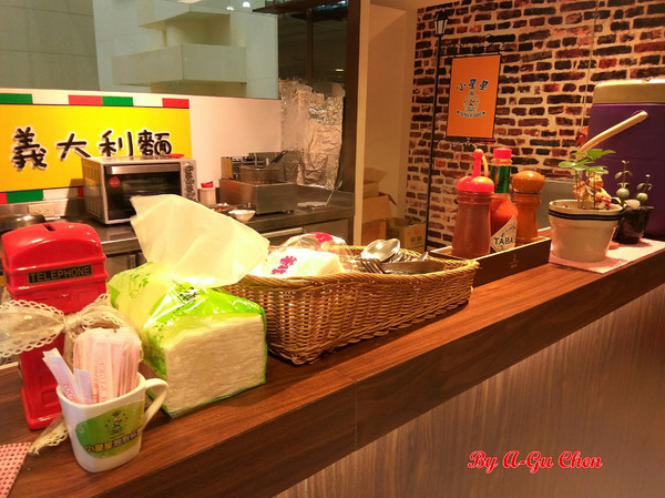 小星星義大利麵(小星星義大利麵新光三越中山店)：【臺南Ω中西區】小星星義大利麵。義大利麵、燉飯、招牌炸雞肉串