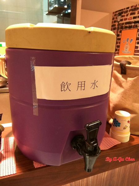 小星星義大利麵(小星星義大利麵新光三越中山店)：【臺南Ω中西區】小星星義大利麵。義大利麵、燉飯、招牌炸雞肉串