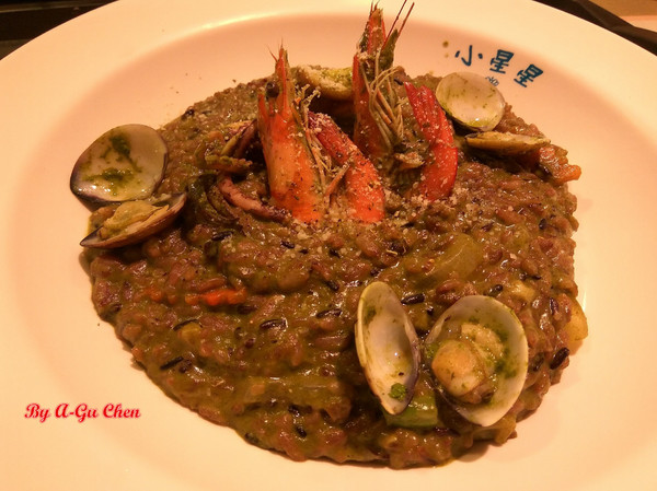 小星星義大利麵(小星星義大利麵新光三越中山店)：【臺南Ω中西區】小星星義大利麵。義大利麵、燉飯、招牌炸雞肉串