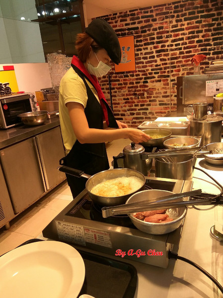 小星星義大利麵(小星星義大利麵新光三越中山店)：【臺南Ω中西區】小星星義大利麵。義大利麵、燉飯、招牌炸雞肉串