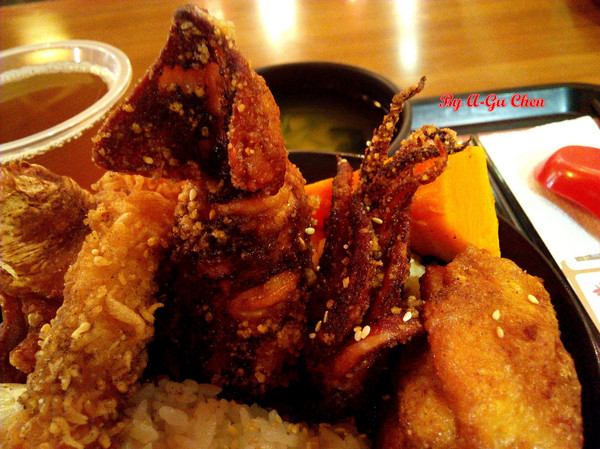 星丼食堂(遠百成功店)：【臺南Ω東區】星丼食堂（遠百成功店）。讓人心動的超級海派丼