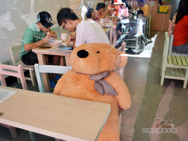 咬咬吐司02-門口大隻的絨毛熊