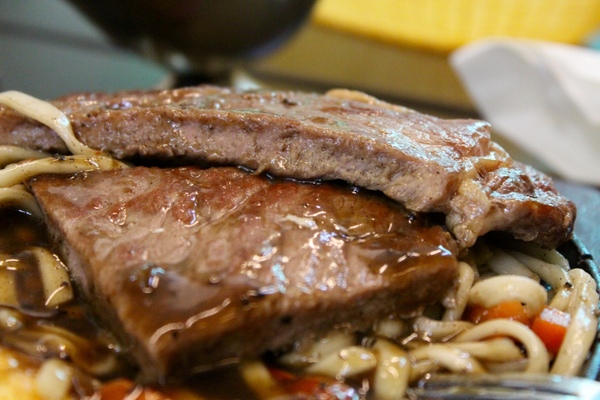 竹之青-牛排部屋：[小資女的午餐日記]台南東區勝利路 便宜份量多 竹之青-牛排部屋