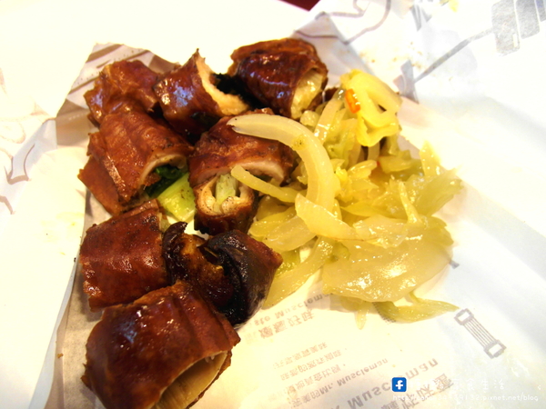 健美先生:〖台中│美食〗健美先生 ❤ 讓人越吃越涮嘴的激炸滷味,配上店家特製醬料及酸菜,美味一級棒!!