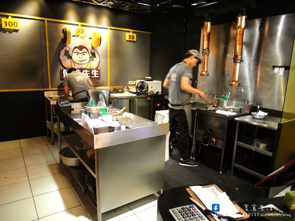 健美先生:〖台中│美食〗健美先生 ❤ 讓人越吃越涮嘴的激炸滷味,配上店家特製醬料及酸菜,美味一級棒!!