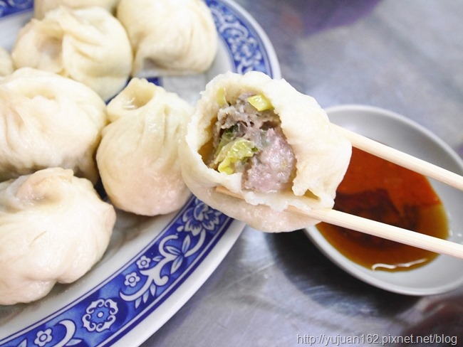 │食。台北三重│富華街巷口銅板美食。「三重太豪小籠包」早晨小確幸