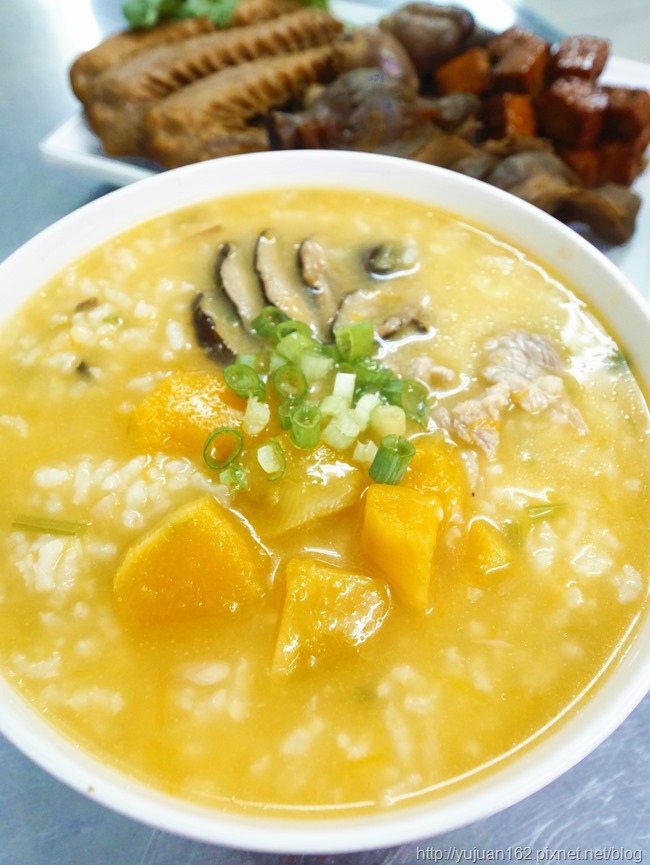 │食。台北三重│富華街巷口銅板美食。「三重太豪小籠包」早晨小確幸