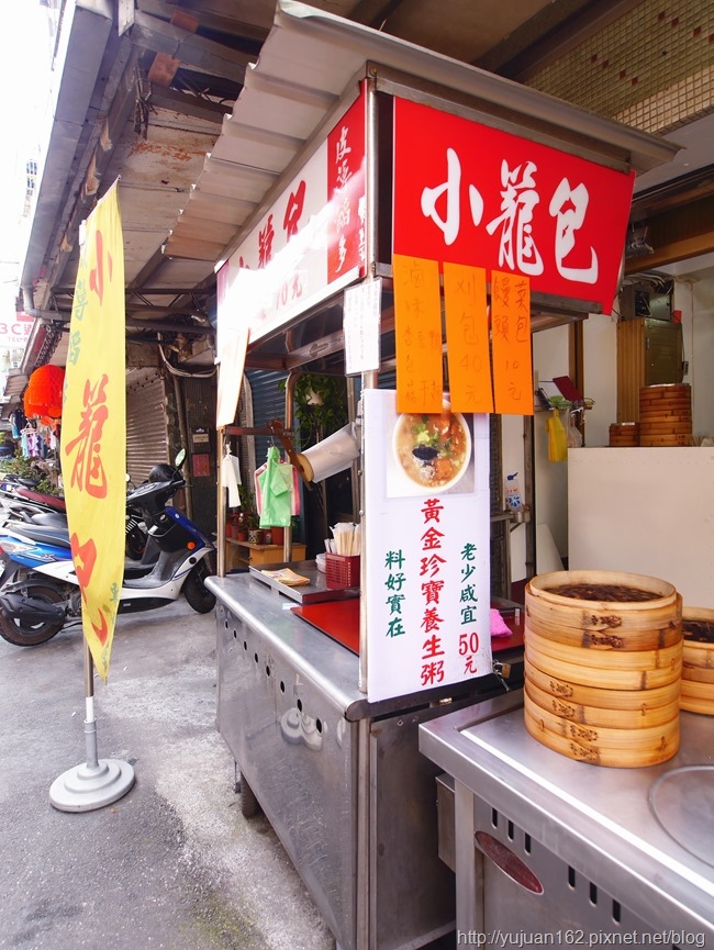 │食。台北三重│富華街巷口銅板美食。「三重太豪小籠包」早晨小確幸