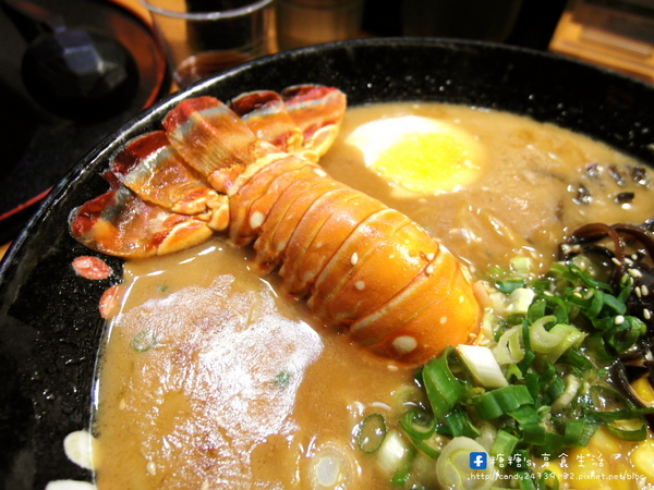 麵屋一龍拉麵專門店:〖台中│美食〗麵屋一龍拉麵專門店 ❤ 獨家青醬拉麵,湯頭濃郁不衝突,還有多汁鮮嫩的唐揚雞腿塊,讓你吮指回味,一吃就愛上他!!