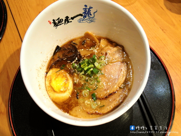 麵屋一龍拉麵專門店:〖台中│美食〗麵屋一龍拉麵專門店 ❤ 獨家青醬拉麵,湯頭濃郁不衝突,還有多汁鮮嫩的唐揚雞腿塊,讓你吮指回味,一吃就愛上他!!