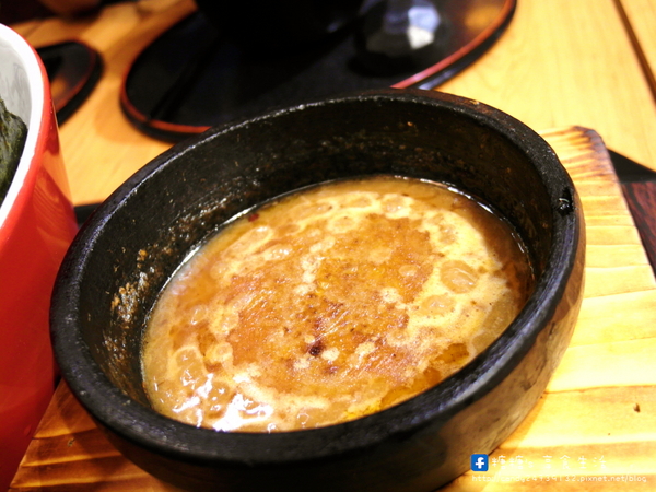 麵屋一龍拉麵專門店:〖台中│美食〗麵屋一龍拉麵專門店 ❤ 獨家青醬拉麵,湯頭濃郁不衝突,還有多汁鮮嫩的唐揚雞腿塊,讓你吮指回味,一吃就愛上他!!