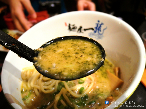 麵屋一龍拉麵專門店:〖台中│美食〗麵屋一龍拉麵專門店 ❤ 獨家青醬拉麵,湯頭濃郁不衝突,還有多汁鮮嫩的唐揚雞腿塊,讓你吮指回味,一吃就愛上他!!